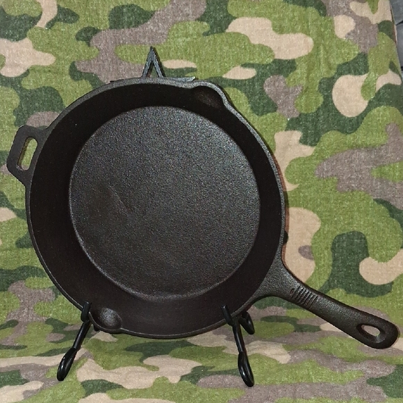 Cast Iron Skillet - Old Mountain Cast Iron Skillet - Picture 2 of 3